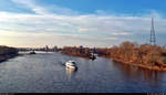 Die Elbe im Norden Magdeburgs mit kleinem Schiff, von der Herrenkrugbrücke aus gesehen.
Westlich (rechts) des Flusses schließt sich der Stadtteil Magdeburg-Industriehafen an.
(Smartphone-Aufnahme)
[13.12.2019 | 10:03 Uhr]