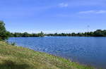 Offenburg, der Gifizsee im Stadtgebiet, Anfang der 1950er Jahre als Kiesgrube angelegt, 1964 Eröffnung des Strandbades und bis heute als Naherholungsgebiet genutzt, Juni 2020