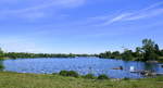 Offenburg, Blick über den 900m langen,300m breiten und ca.19m tiefen Gifizsee von Süd nach Nord, im Vordergrund ein Naturschutzbereich, am Nordende befindet sich das Strandbad mit