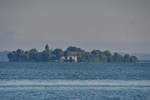 Blick über den Chiemsee auf die Fraueninsel.