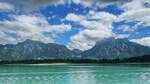 Blick über den Forggensee in die Berge.