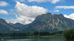 Blick über den Forggensee in die Berge.