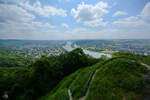 Blick vom Drachenfelsen auf die vom Rhein umschlossene Insel Nonnenwerth. (Königswinter, Mai 2014)