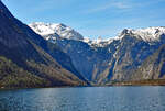 Königssee, von Norden in Richtung Obersee und Steinernes Meer. Winzig klein die Kirche von Bartholomä, mitte/rechts im Bild. 28.04.2022