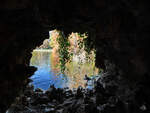 Der idyllische Retiro-Park ist der beliebteste und bekannteste Park in Madrid. Hier gibt es viel zu sehen, wie dieser Blick durch eine Grotte auf den Teich des künstlichen angelegten Berges El Retiro beweist. (November 2022)