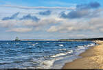 Ostsee-Ufer von Zinnowitz mit Seebrücke im Hintergrund.