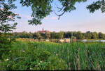 Blick von der Seestraße in Seeburg auf den Süßen See und das markante Schloss.