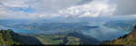 Panorama vom 1797 Meter hohen Gipfel der Rigi über den Vierwaldstättersee (links) und Zugersee.
