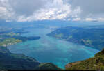 Grün-blau gefärbt: der Zugersee zwischen Arth (CH) und Zug (CH), gesehen von der Rigi Kulm.

🕓 29.7.2023 | 13:17 Uhr