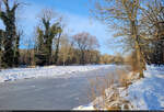 Zugefrorene Saale an der Schleuse Gimritz, zwischen Würfelwiese und Ziegelwiese in Halle (Saale).