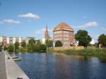 Hansestadt Demmin, Peenehafen mit Speicher und der knapp 100m hohen, sehenswerten Backsteinkirche, Juli 2006