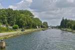 Blick über Kanal Biergden – Neerharen in Nördlicher Richtung über die Schleusentoren Brüstung, nachdem das Schiff die Neerharen Schleuse verlasen hat.