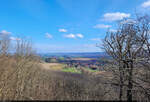 Von der Ruine der einstigen Luisenburg schaut der Wanderer zum Blankenburger Ortsteil Cattenstedt und weiter Richtung Thale.