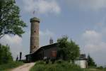 Nr. 150 - Groer Knollen. Der 687m hohe Groe Knollen ist ein alter Porphyvulkan bei Bad Lauterberg. Vom Aussichtsturm der Knollenbaude hat man eine der schnsten Aussichten im Harz. Der Groe Knollen ist fr mich die schnste Stempelstelle der Harzer Wandernadel.