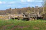 Holzbrcke und Teil der Wehranlage des Freilichtmuseums Ukranenland.