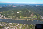 Der Rhein (zwischen Königswinter und Bad Honnef), das Siebengebirge mit Drachenfels und Drachenburg. Luftaufnahme vom Sommer 2005