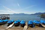 Mietboote am Chiemsee vor der Bergkulisse im Hintergrund warten auf Touristen - 27.04.2012