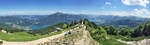 Pano-Aufnahme vom Zwölferhorn mit Wolfgang- und Mondsee und Blick auf den gegenüber liegenden Schafberg.