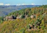 Felsenwnde bei der Burg Nideggen mit Hrtgenwald im Hintergrund - 27.10.2012