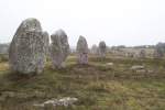 ein Feld mit Dolmen an einem Nebeltag in Carnac, Bretagne;   Aufnahme: 4.