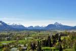 Blick von der Festung Hohensalzburg ber den Flughafen Salzburg in die  Berchtesgadener Gebirgslandschaft - 25.04.2012