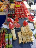 Impressionen des Frühjahres. Er zeigt uns u.a. alle Genüsse an Obst und Gemüse. Hier am 12.5.2023 am Wochenmarkt Hamburg-Billstedt gesehen. Die „Gemüsehöker“ gaben mir sofort die Genehmigung zum Fotografieren und  ...