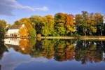 Herbst am Teich an der Burg Flamersheim, mit Herbstbaumspiegelung - 19.10.2012