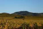 Kaiserstuhl, Blick ber die herbstlich gefrbten Weinfelder zum Totenkopf (557m) im Abendlicht, Okt.2013