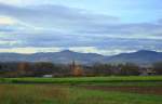 Blick aus der Rheinebene zum Kaiserstuhl, davor der Ort Buchheim, Nov.2009