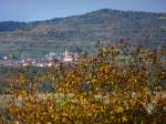 Teleblick vom Tuniberg zum Kaiserstuhl mit dem bekannten Weinort Ihringen, Okt.2015