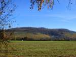 Blick auf die herbstlichen Weinhnge am westlichen Schnberg, mit der Ortschaft Leutersberg, Nov.2015