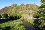 Weinberge im Ahrtal und auf der Höhe die Saffenburg-Ruine in Mayschoß - 29.09.2018