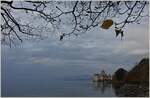 Herbststimmung am Genfersee mit dem Château de Chillon im Hintergrund.