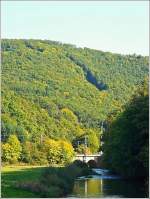 Auch in Kautenbach beginnt der Herbst seine Farbpalette auszustreuen.