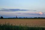 Abenddmmerung an einem lauen Sommerabend mit Kirchensilhouette von Odendorf und Siebengebirge im Hintergrund - 07.07.2012