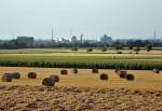 Blick von der Voreifel über abgeernete Felder bis zur Zuckerfabrik in Euskirchen - 16.08.2012