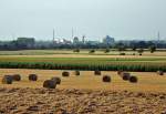 Blick von der Voreifel ber abgeernete Felder bis zur Zuckerfabrik in Euskirchen - 16.08.2012