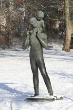 Berlin-Friedrichshagen im Winter;  Vater mit Kind  von Ingeborg Hunzinger (*03.02.1915), 1958, eine Berliner Bildhauerin aus Rahnsdorf (06.01.2009)