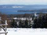 Blick von der verschneiten Ilkahhe ber die Kirche von Oberzeismering (bei Tutzing) zum Starnberger See; 31.01.2010  