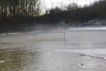 Überschwemmter Fußballplatz am 8.1.2011 bei Eyrichshof / Ebern
