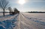 Winterlandschaft bei Euskirchen mit Feldweg und Gegensonne - 05.01.2011