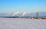 Blick von Billig bei Euskirchen ber die Klner Bucht mit den  Kraftwerk-Rauchfahnen  bei Bergheim im Hintergrund - 18.12.2010