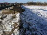 Die harte Arbeit des Eisbrechers hat sich offenbar gelohnt, das Elbwasser ist wieder in Bewegung gekommen und die Eisschollen schwimmen ber das  berstrmte Wehr in den Tidebereich ab; Staustufe