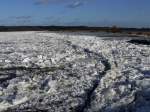 Kaum hat der Eisbrecher seine Arbeit eingestellt, schieben sich die Eisschollen auf der Elbe wieder zusammen, aber immerhin ist Strömung zu erkennen; Geesthacht, 15.02.2012  
