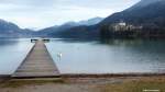 Blick vom Westende des Fuschlsees hinüber auf den Ort Fuschl am See und Schloss Fuschl (23.01.2014)