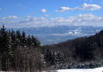 Blick vom Kaiserstuhl zum Schwarzwald, davor die Stadt Freiburg, Feb.2005