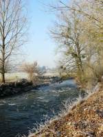 Die Alzette fliet durch die kalte Winterlandschaft bei Rollingen/Mersch (Luxemburg). Im Hintergrund sieht man den ehemaligen Glockenturm der alten Kirche von Mersch. 22.12.07