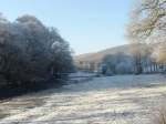 Die ersten Sonnenstrahlen dieses Tages erhellen das von Rauhreif berzogene Sauertal bei Bockholtz Mhle (Luxemburg). 23.12.07