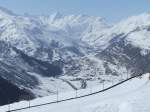 Blick auf das im Kanton Uri liegende Urserental, die Muttenhrner (3099 m)(hinten links) und die von Hospental im Vordergrund abzweigende Gotthard-Passstrasse, im Hintergrund noch schwach zu sehen ist