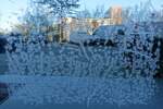 Eisblumen am 26.12.2021 am Fenster eines Treppenhauseinganges /